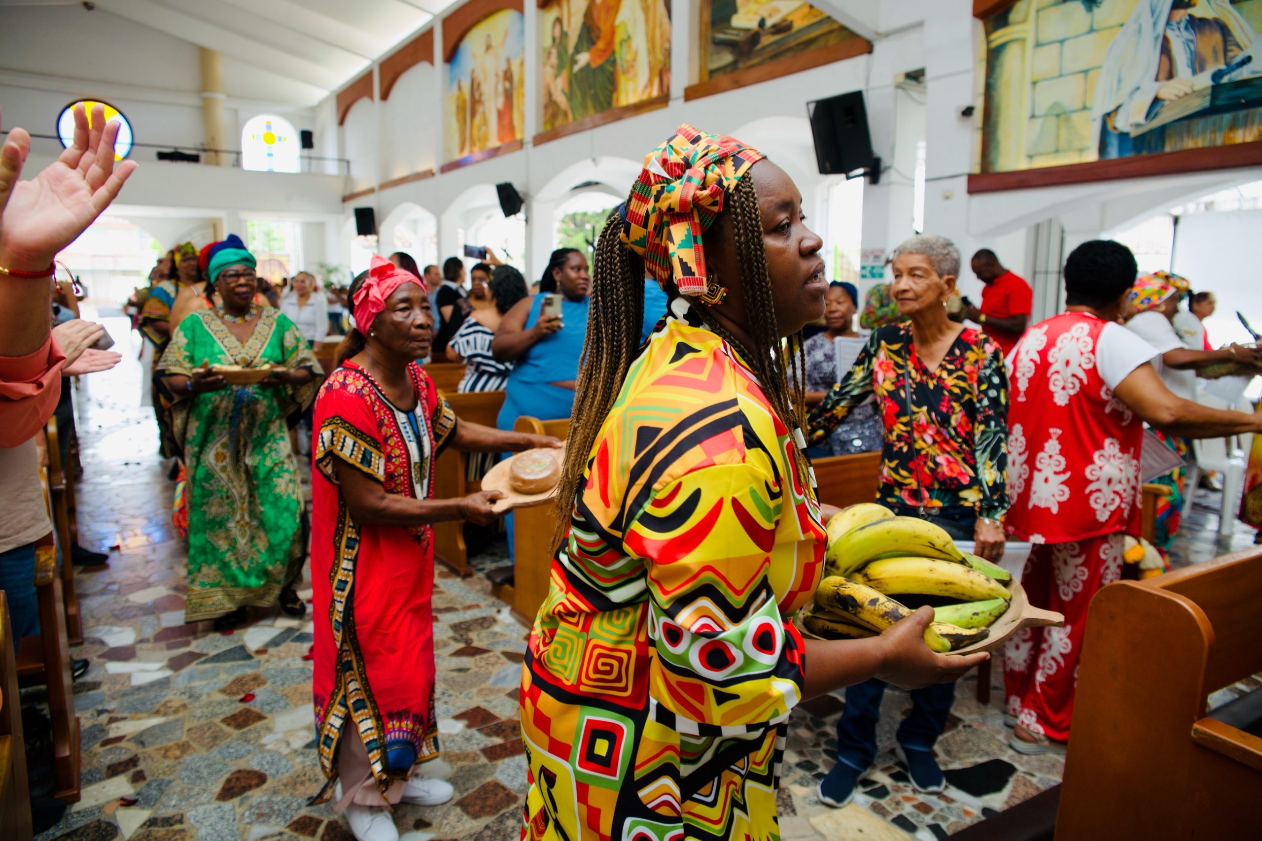 Presentación de un grupo de danza folclórica con trajes tradicionales durante un evento cultural.
